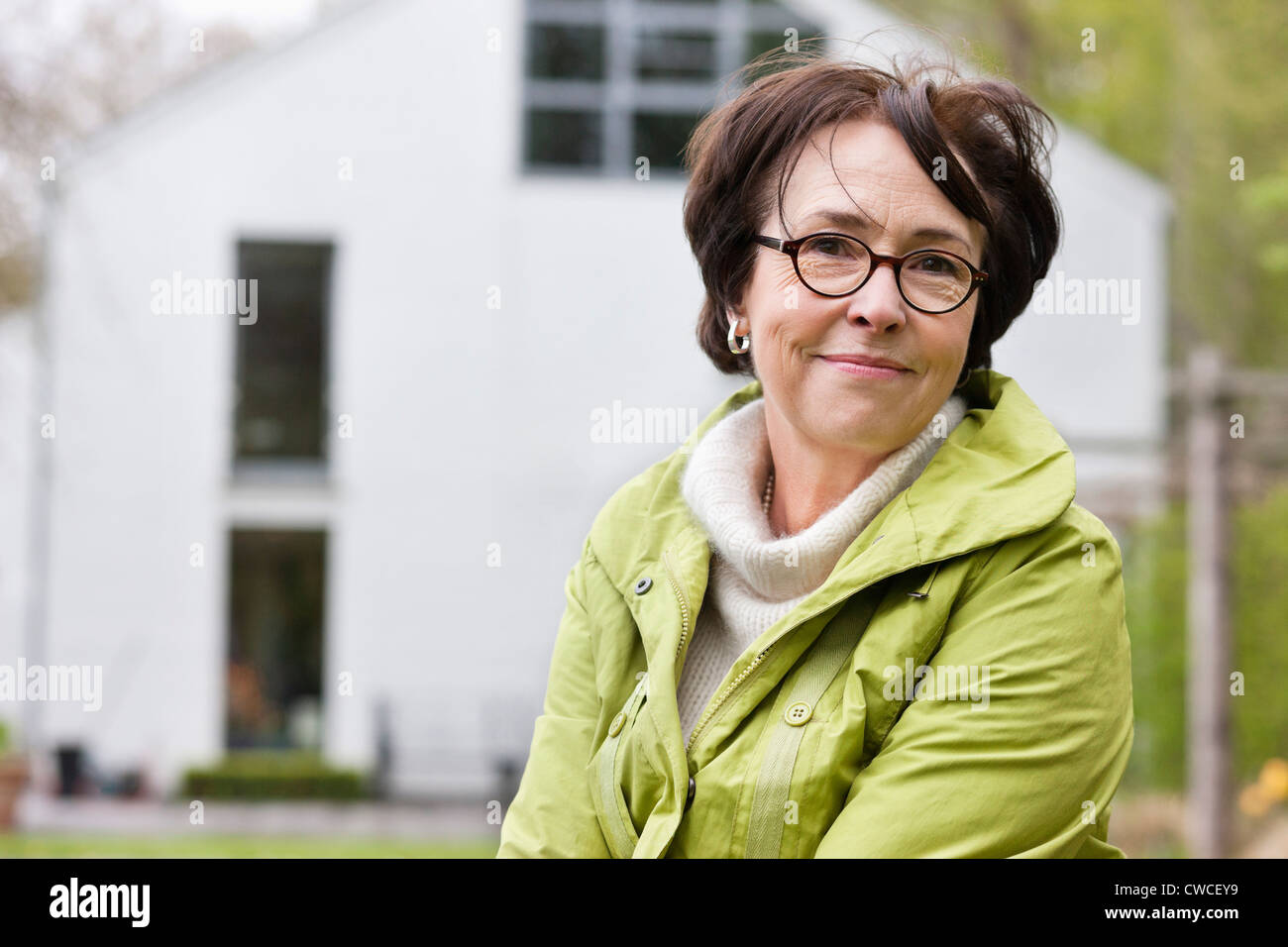 Portrait of a woman smiling Stock Photo - Alamy