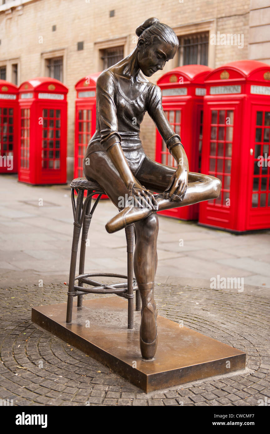 London Covent Gardens modern contemporary bronze sculpture statue of Young Dancer by Enzo Plazzotta erected 1988 Stock Photo