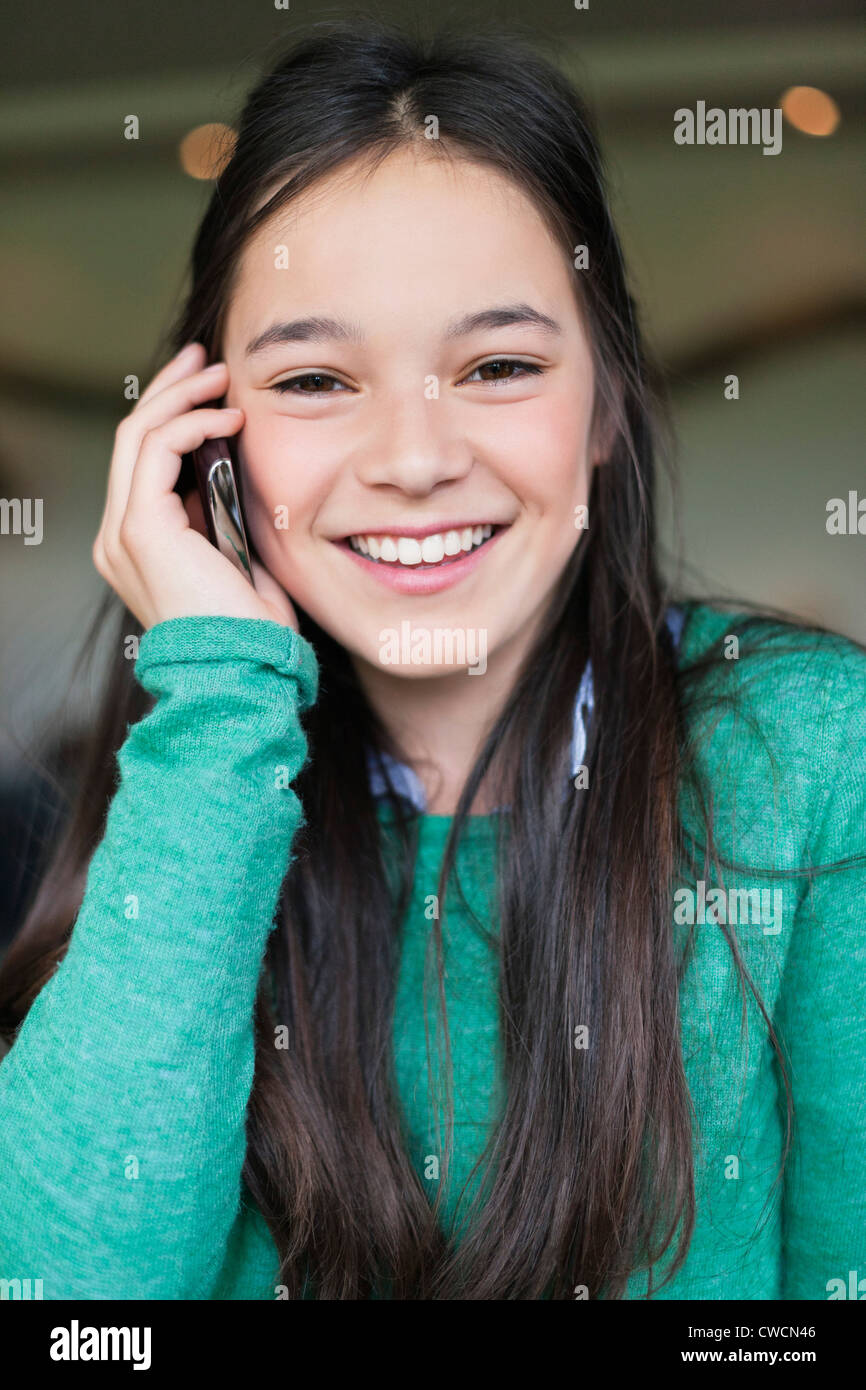 Portrait preteen girl phone hi-res stock photography and images - Alamy