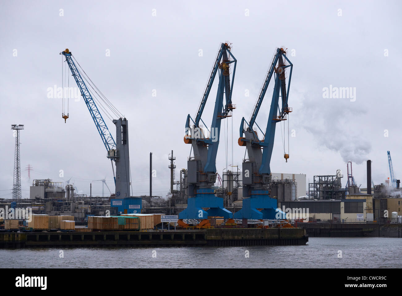 Quay cranes hi-res stock photography and images - Alamy