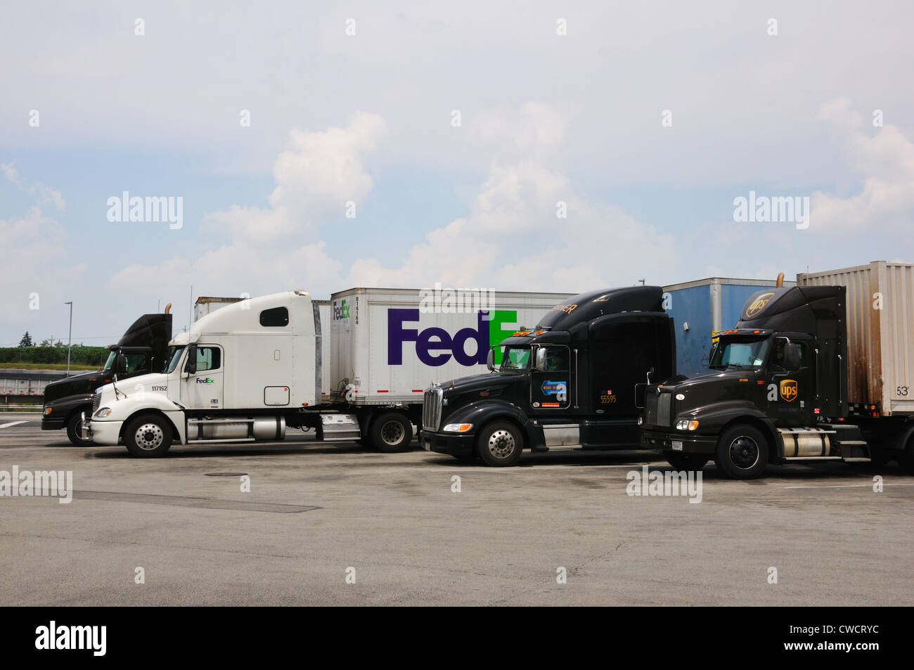 Fedex ups truck hi-res stock photography and images - Alamy
