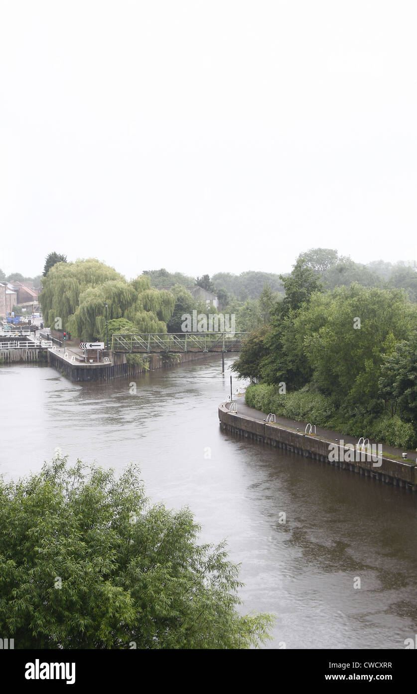 River Trent with bridge from riverside park in background Newark-on-Trent, Newark, Nottinghamshire, England, UK Stock Photo