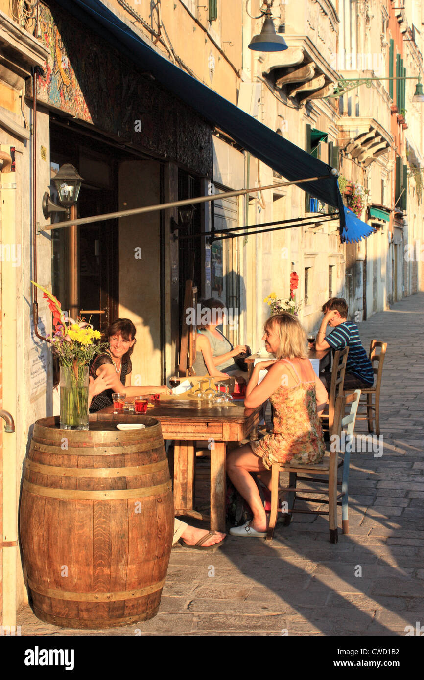 Wine bar and restaurant Osteria al Paradiso Perduto in Venice Stock Photo -  Alamy