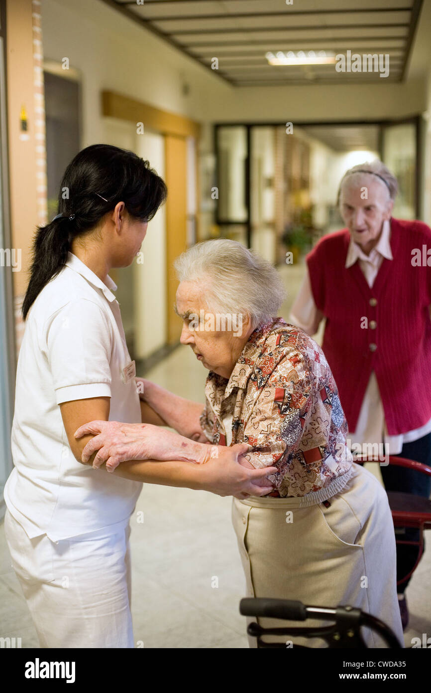 Mainz, a nurse walks with an elderly woman in the hallway Stock Photo