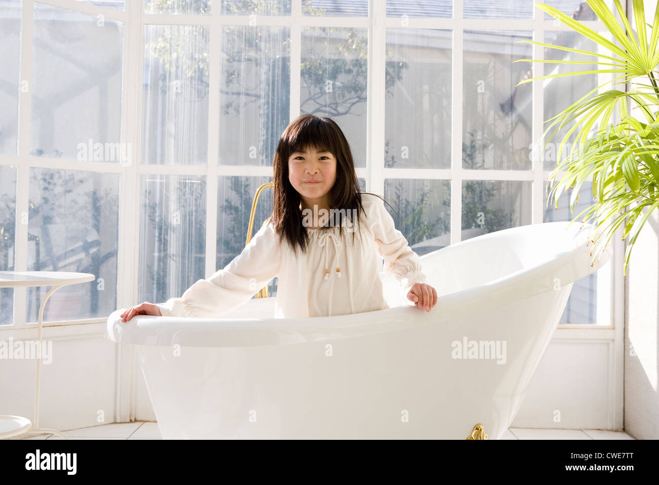 Girl in the bathtub hi-res stock photography and images - Alamy