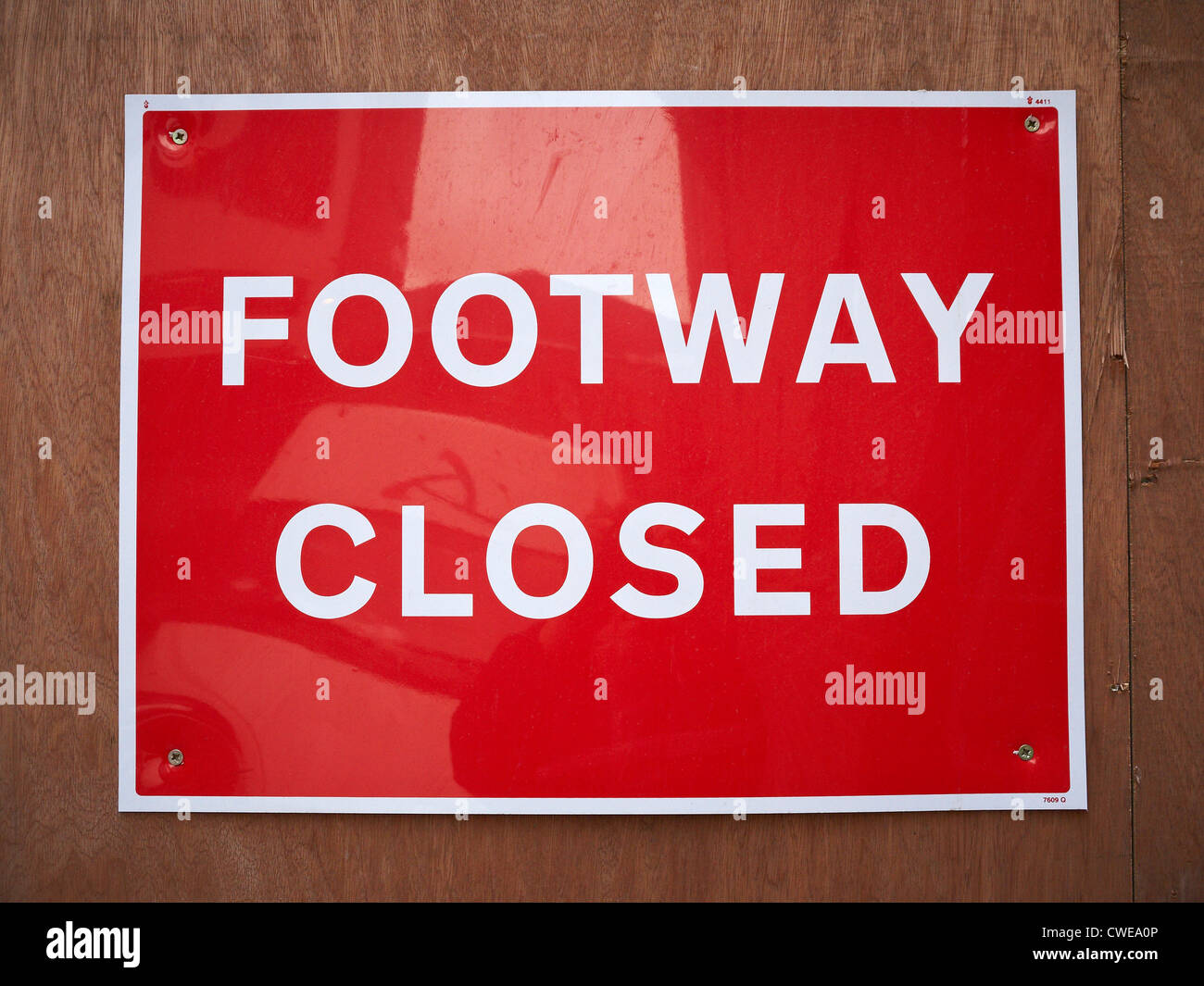 Footway closed sign on fence Stock Photo - Alamy