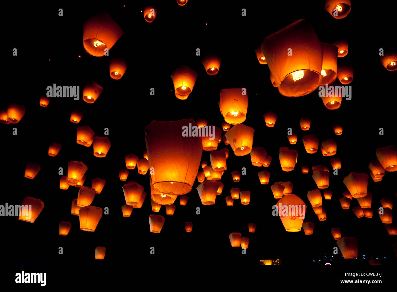Sky lanterns night hires stock photography and images Alamy