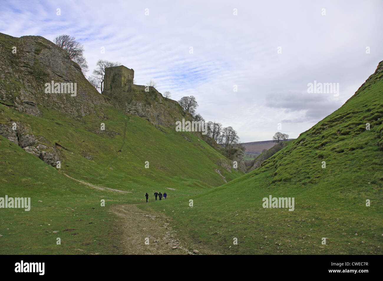 The Limestone Way at Cave Dale with Peveril Castle in the background, Castleton Derbyshire England UK Stock Photo