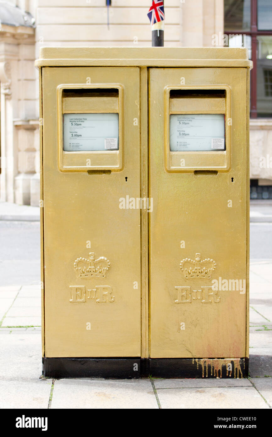 Postbox painted gold to mark local Olympic gold medal-winning rower, Alex Gregory. Stock Photo
