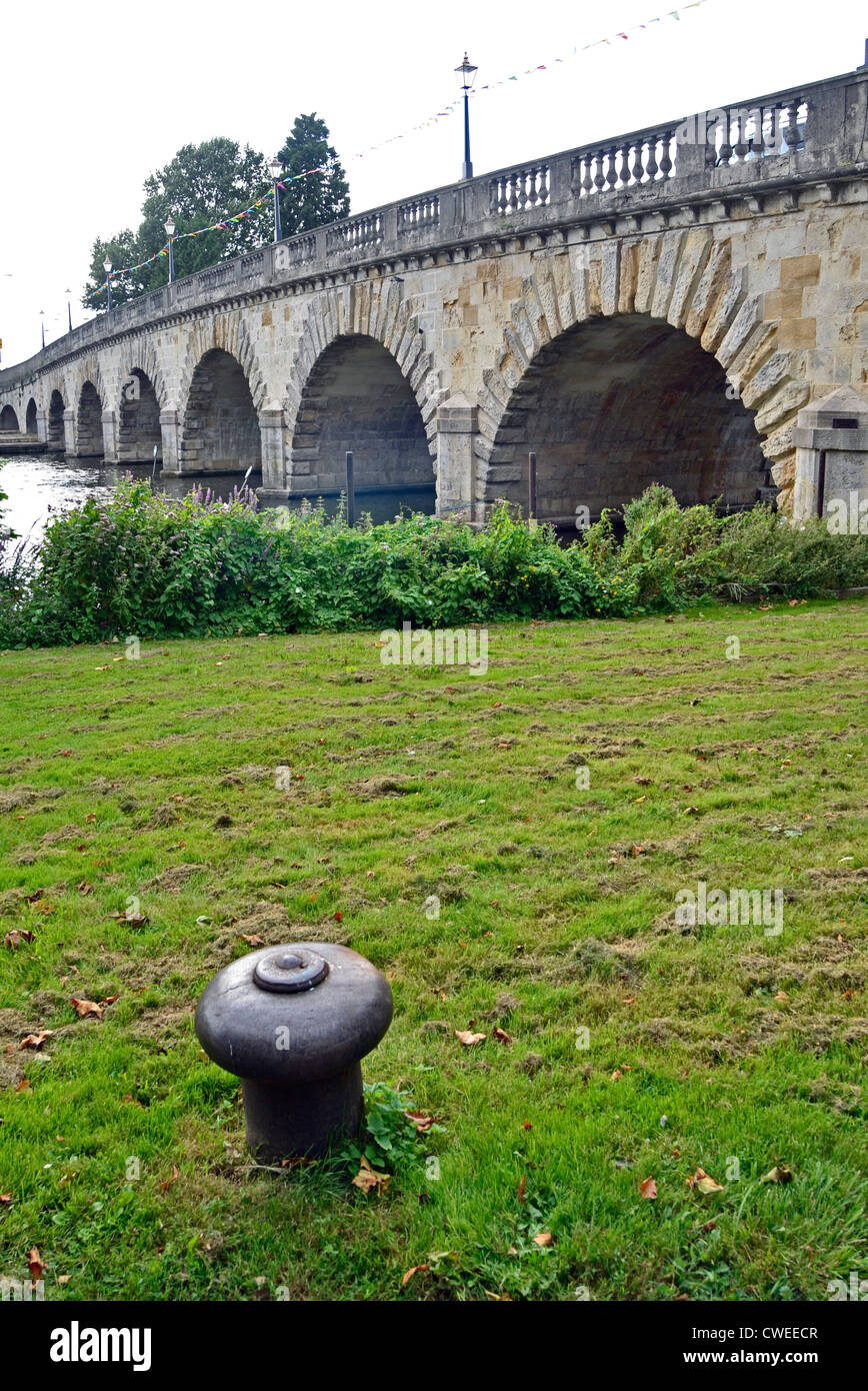 bridge over river thames at maidenhead uk Stock Photo - Alamy