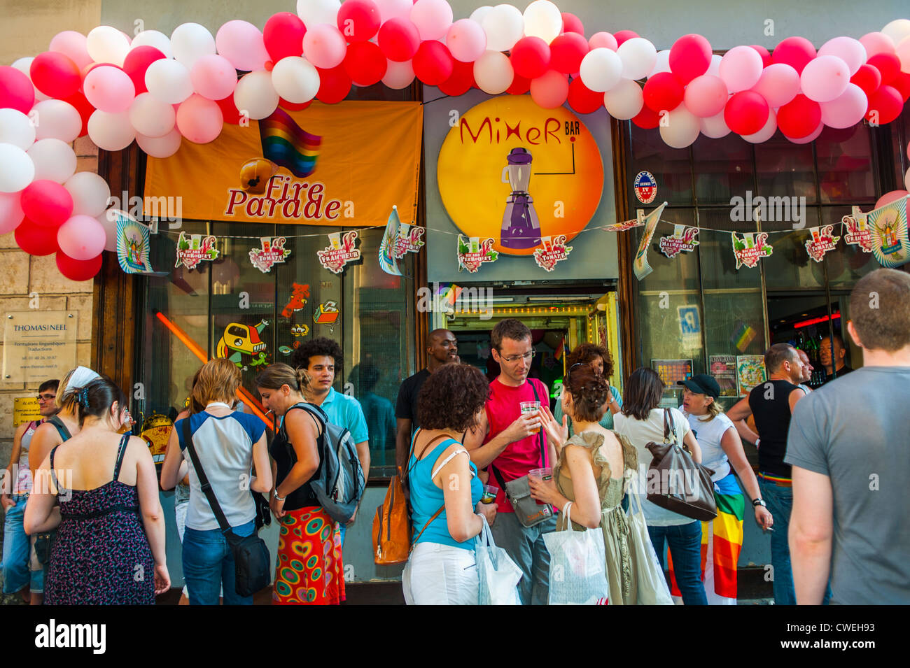 Paris, France, 'Le Mixer Bar', in Le Marais Gay District, Gay Bars, Crowd on Street After Gay Pride March (Closed 2010) young lesbians and gay men Stock Photo