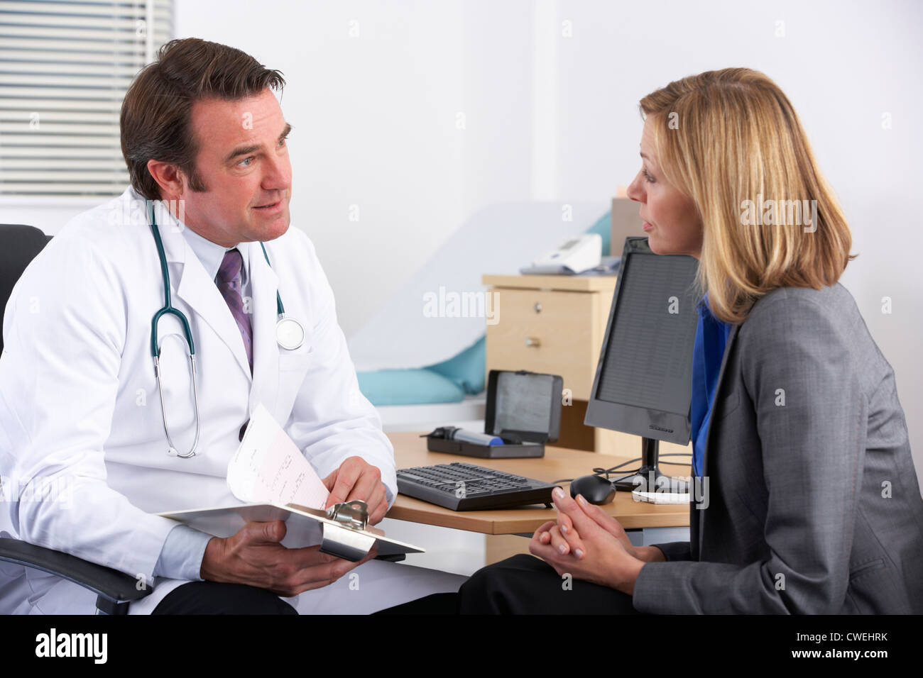 Doctor talking to patient hi-res stock photography and images - Alamy