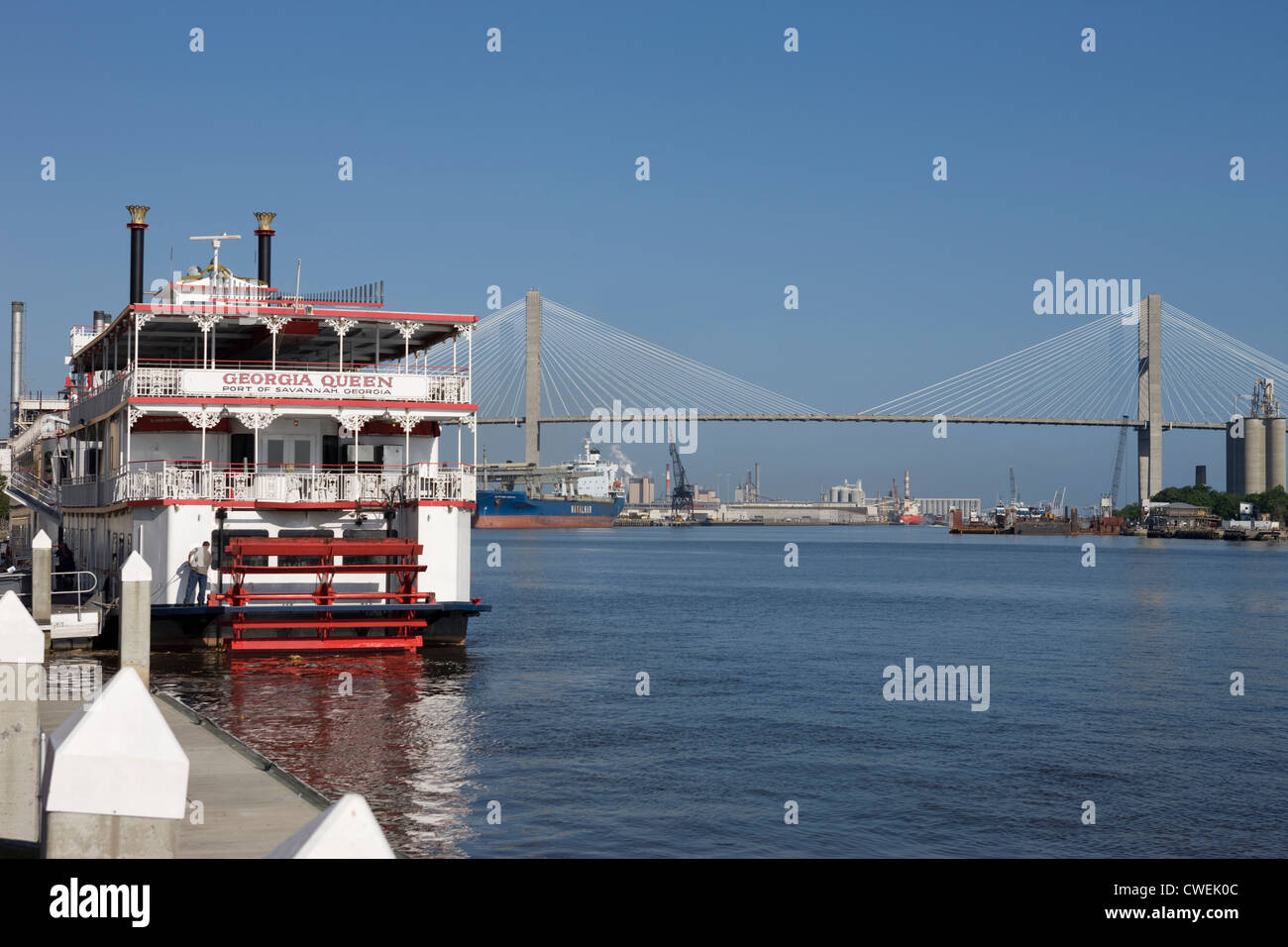 PADDLE STEAMER BOAT MOORED AT RIVERWALK TALMADGE SUSPENSION BRIDGE