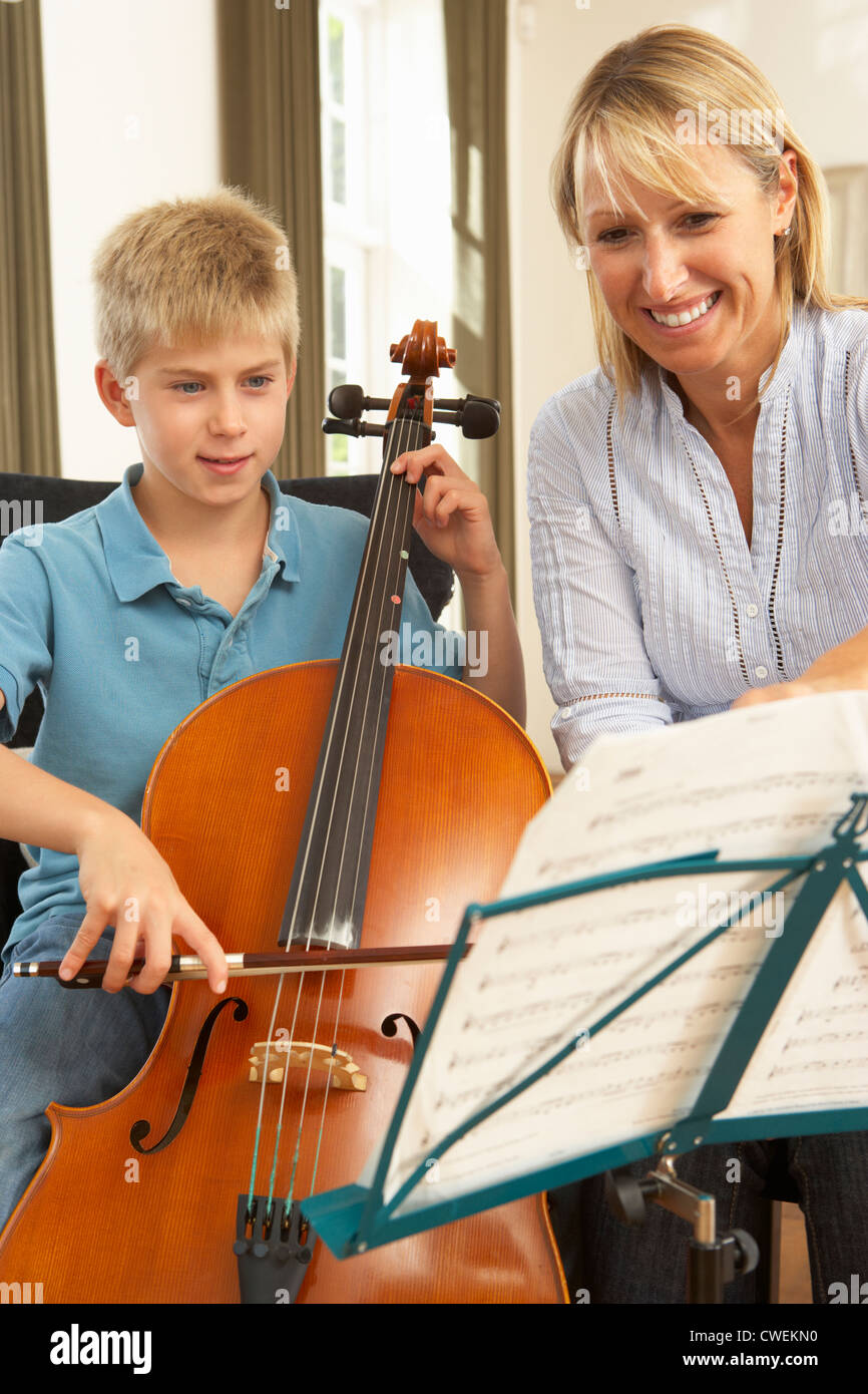 ребенок виолончелист. мальчик играет на виолончели. уроки виолончели. отцы и дети играет на виолончели. фотосессия ребёнка с виолончелью.