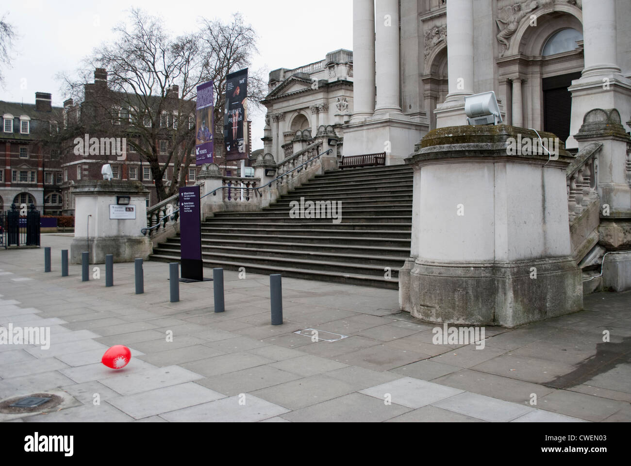 Steps at the front of Tate Britain art gallery with single red balloon on the pavement Stock Photo