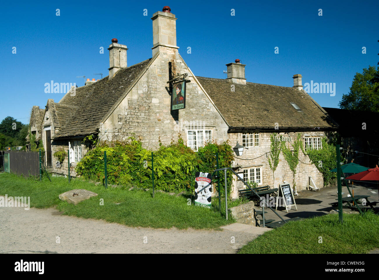 George Inn besides the Kennet and Avon Canal, Bathampton near Bath, Somerset. Stock Photo
