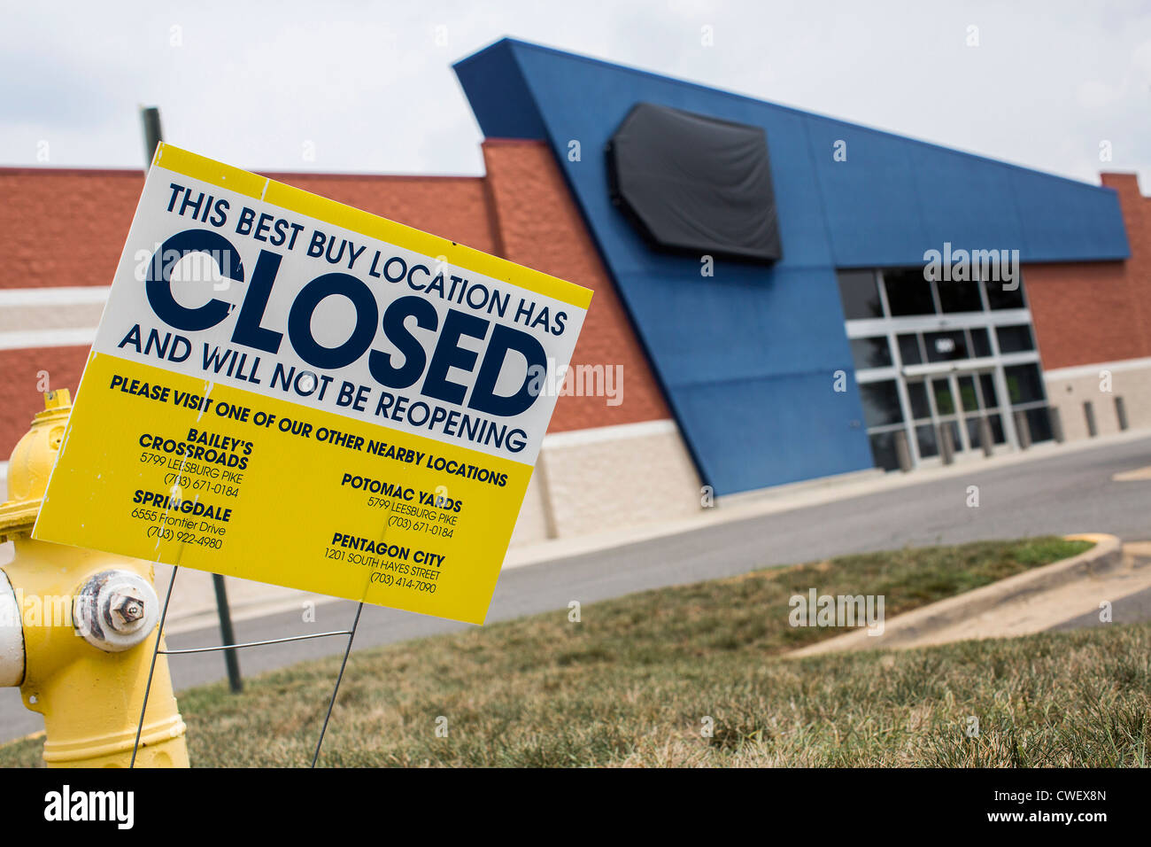 A closed Best Buy electronics retail store Stock Photo Alamy