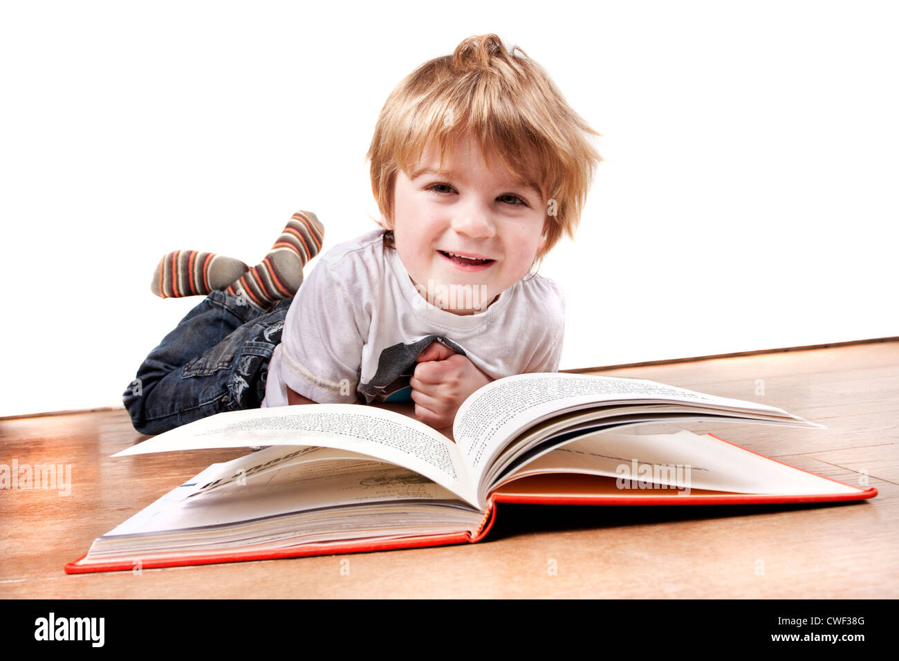 книги для детей. книги для детей. фото детей испытывающих трудности. мальчик с книжкой стоковые. книга для мальчиков.