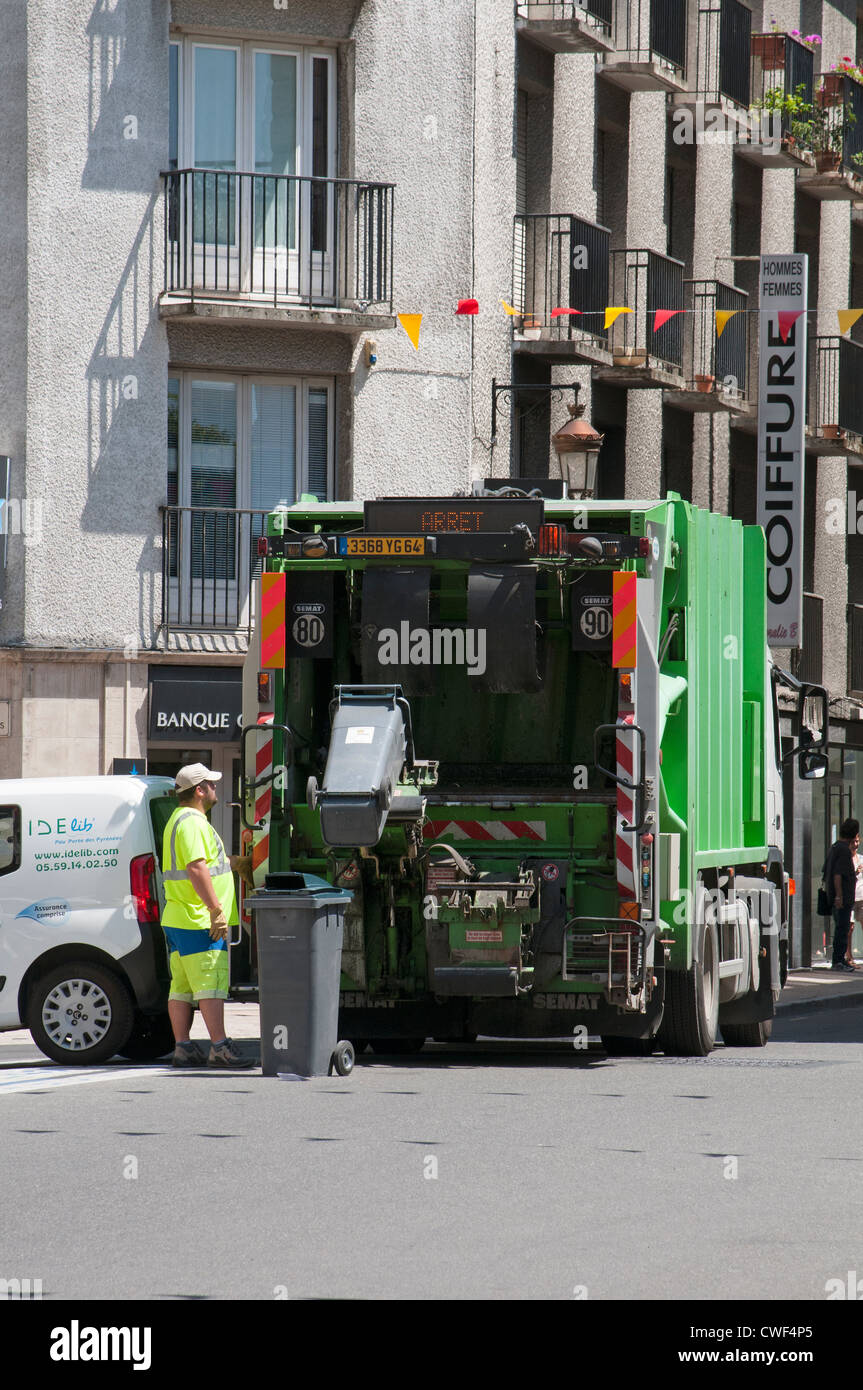 Wheely bin operative hires stock photography and images Alamy
