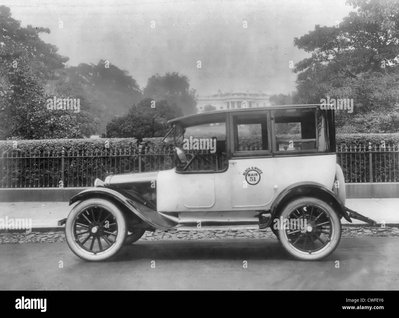 Taxicab in Washington, D.C. - 'Black & White' behind White House, circa 1921 Stock Photo