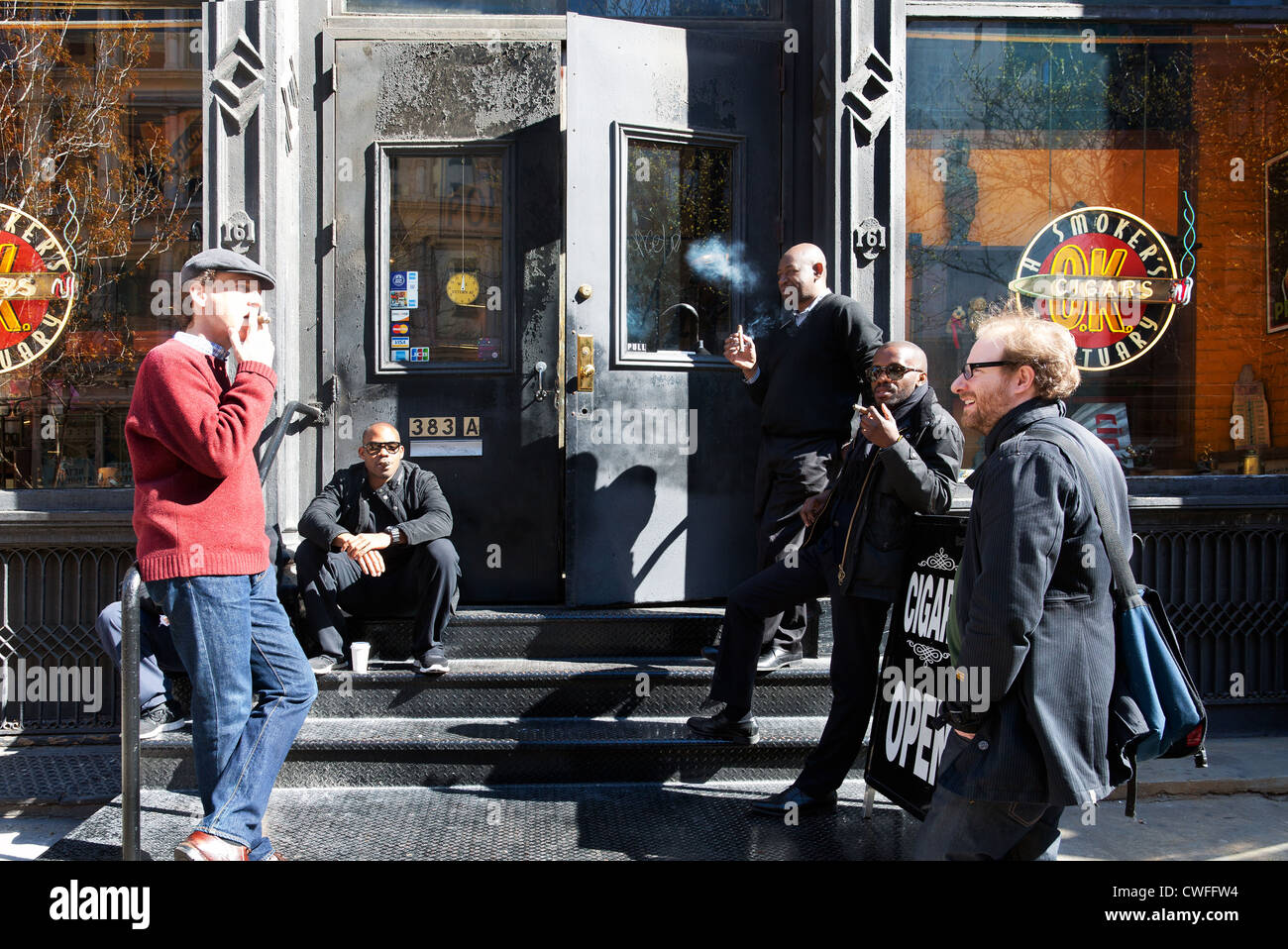 Smokers new york hi-res stock photography and images - Alamy