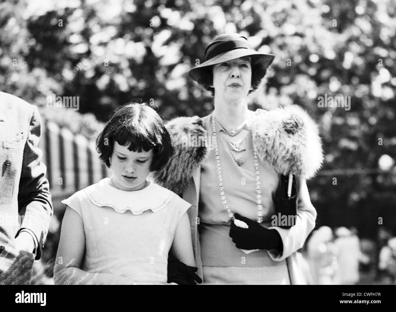 Gloria Vanderbilt & Mrs Harry Payne Whitney (Gertrude Vanderbilt Whitney, Gloria's aunt), at the Green Tree Fair, Manhasset,1935 Stock Photo