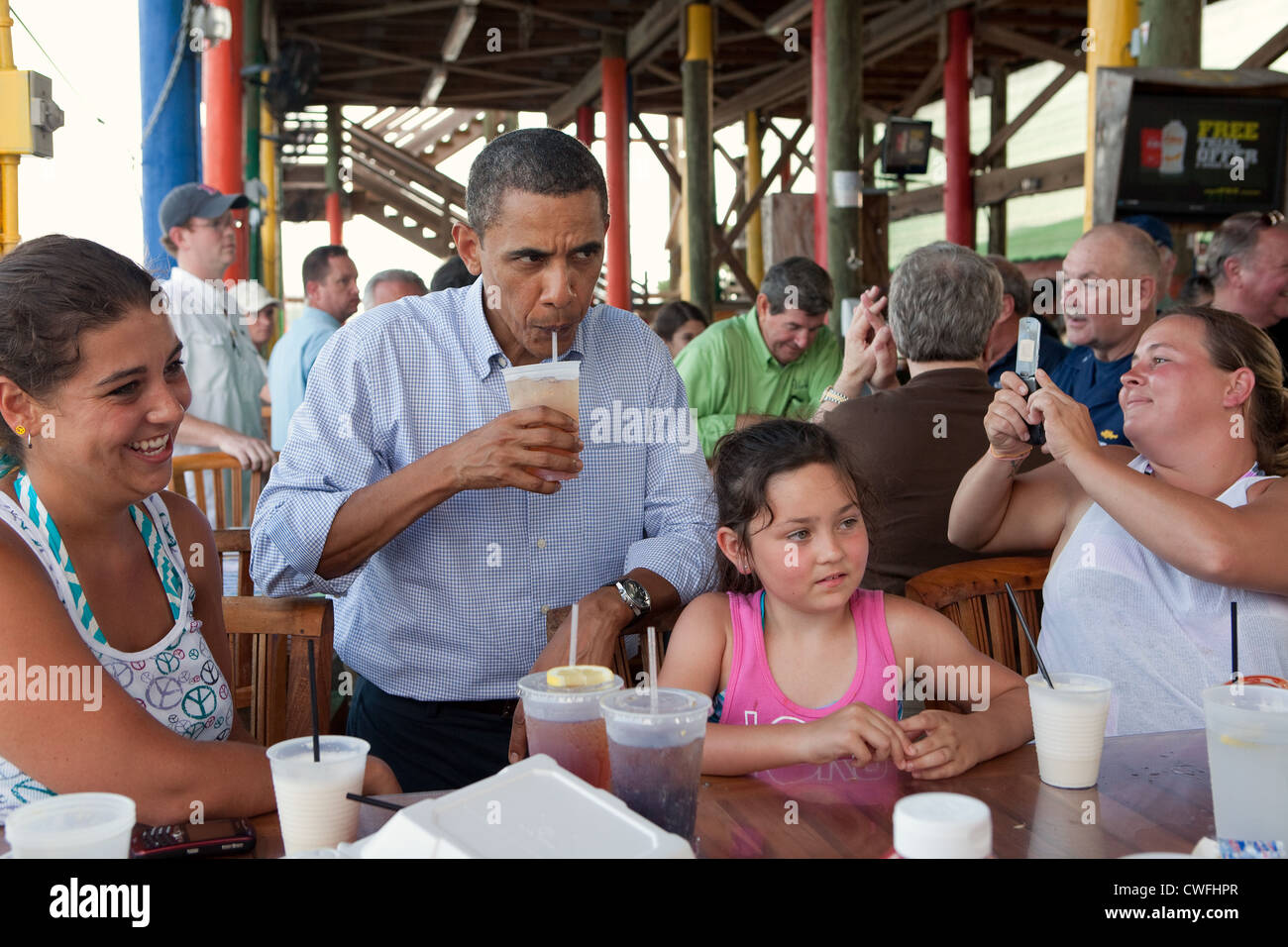 President Barack Obama sips an iced tea while talking to patrons at Tacky Jack's, a seafood restaurant in Orange Beach, Ala., du Stock Photo