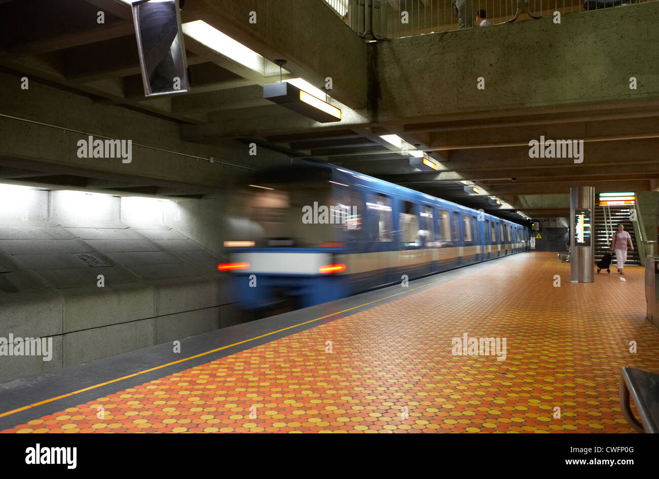 Montreal Zugausfahrt in the SquareVictoria metro station Stock Photo