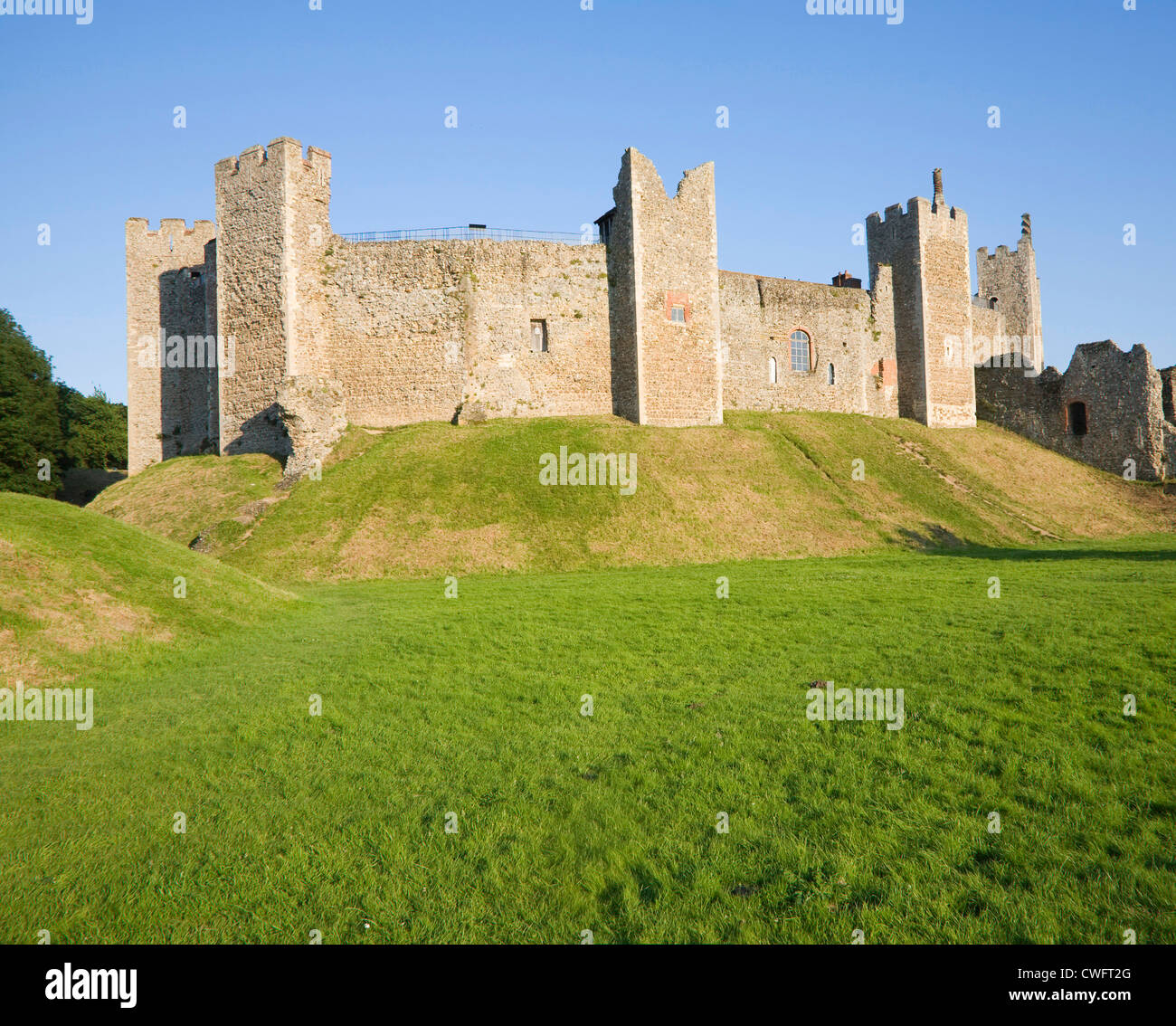 Framlington The curtain wall and ramparts of framlingham castle hi-res stock ...