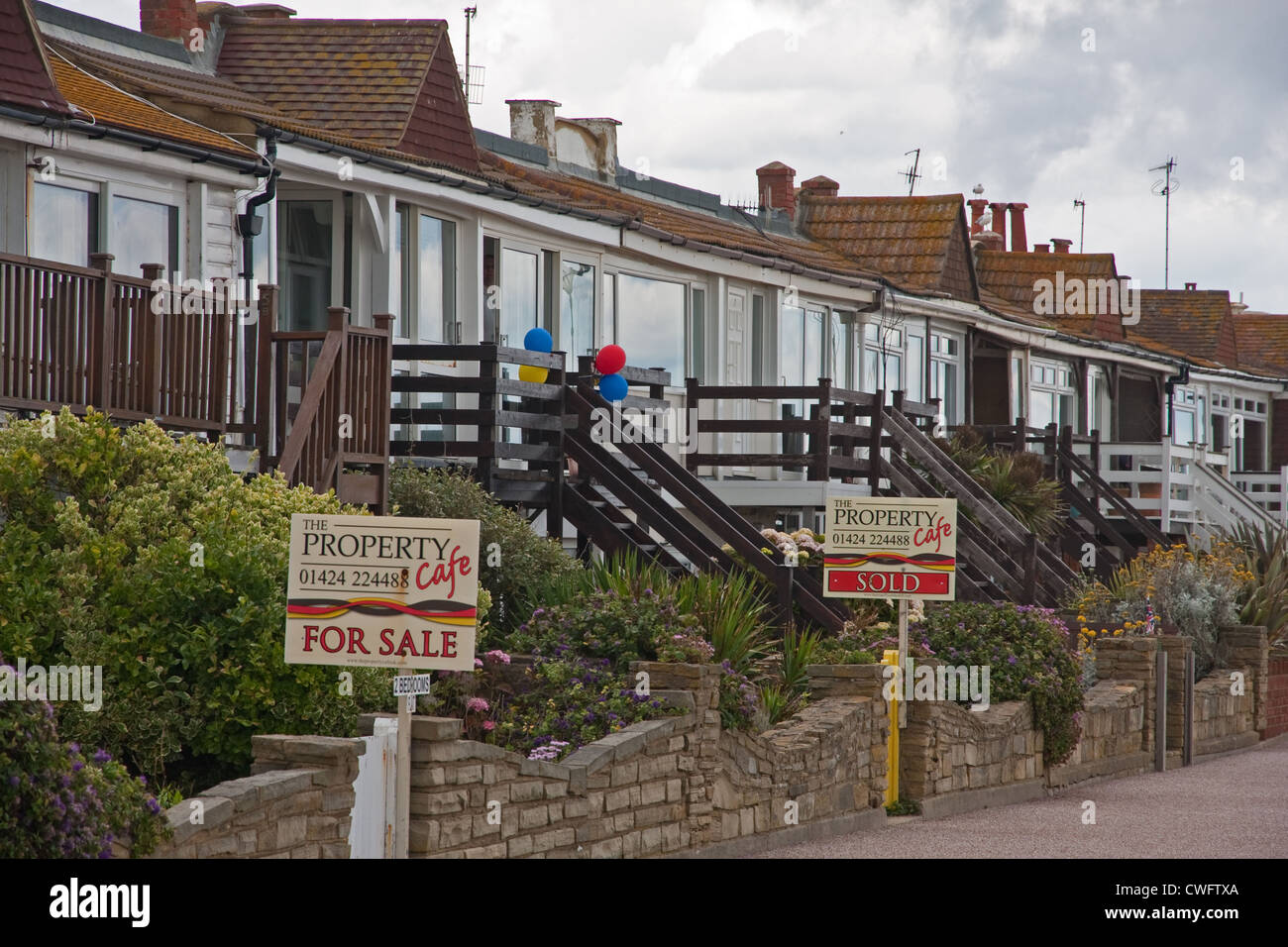 For Sale and To Let signs outside beachfront bungalows, Bexhill Stock Photo