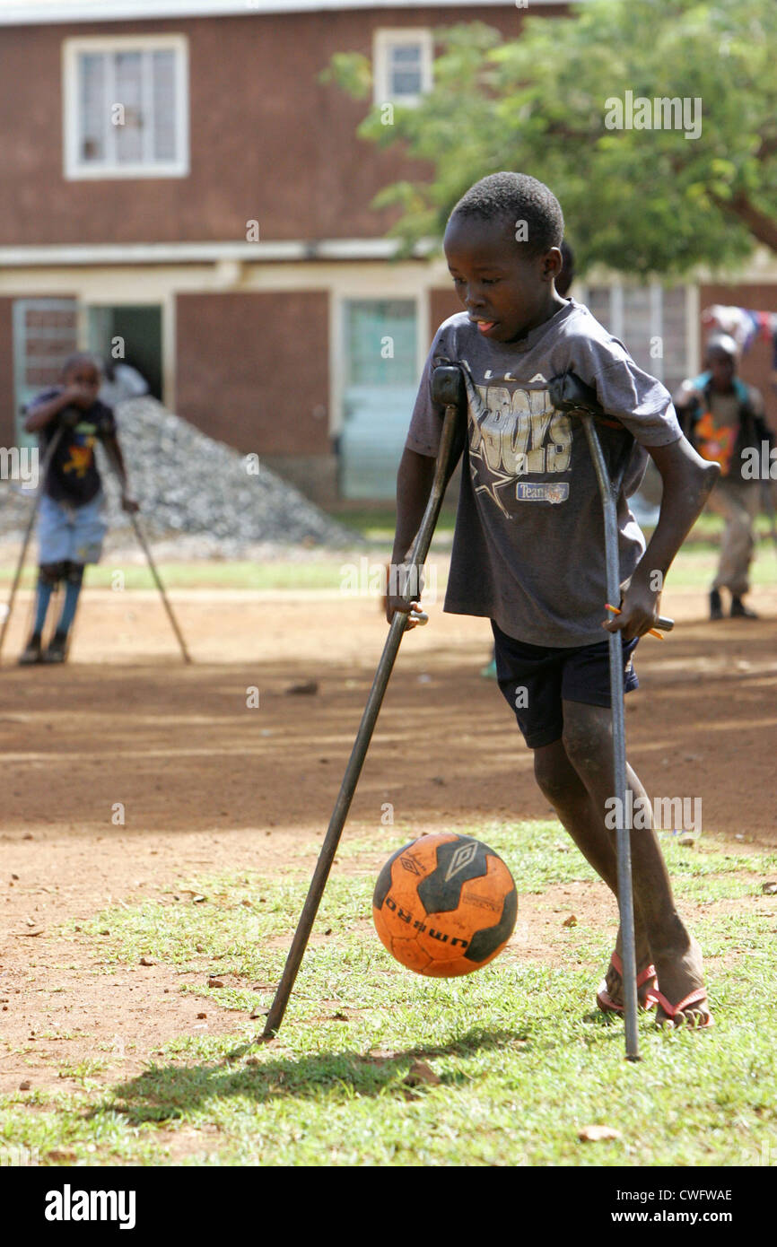 Kenya, Koerperbehinderter boy playing soccer in the mission Nyabondo Stock Photo
