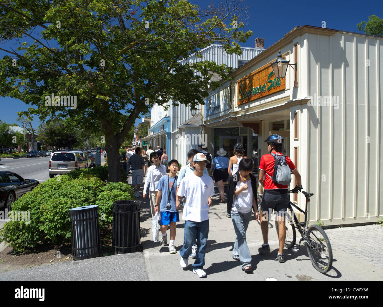 Niagara-on-the-Lake - Tourists stroll on Queen Street Stock Photo