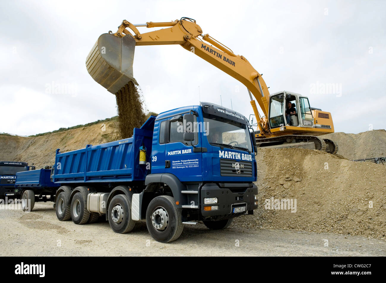 Krauchenwies, an excavator loading a Schuettgutkipper Stock Photo