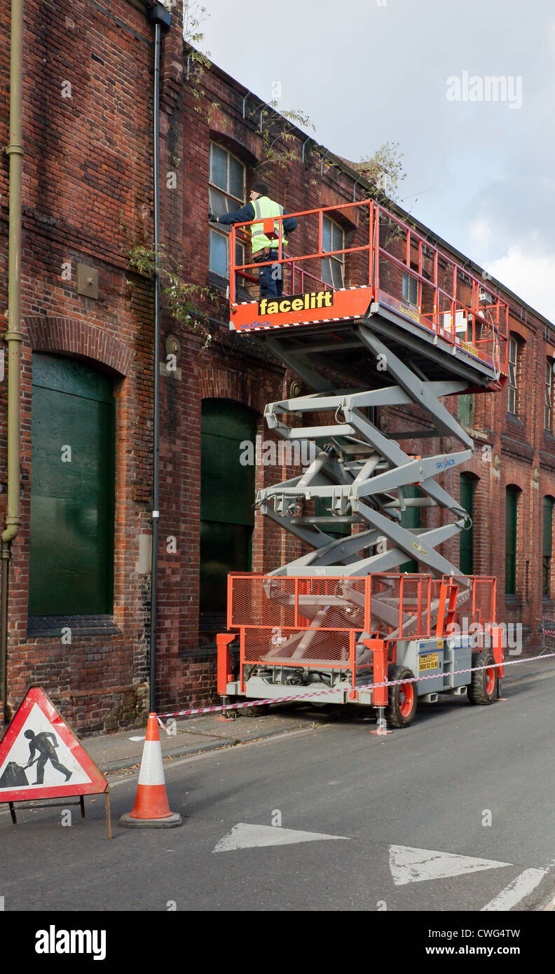 Scissor lift hi-res stock photography and images - Alamy