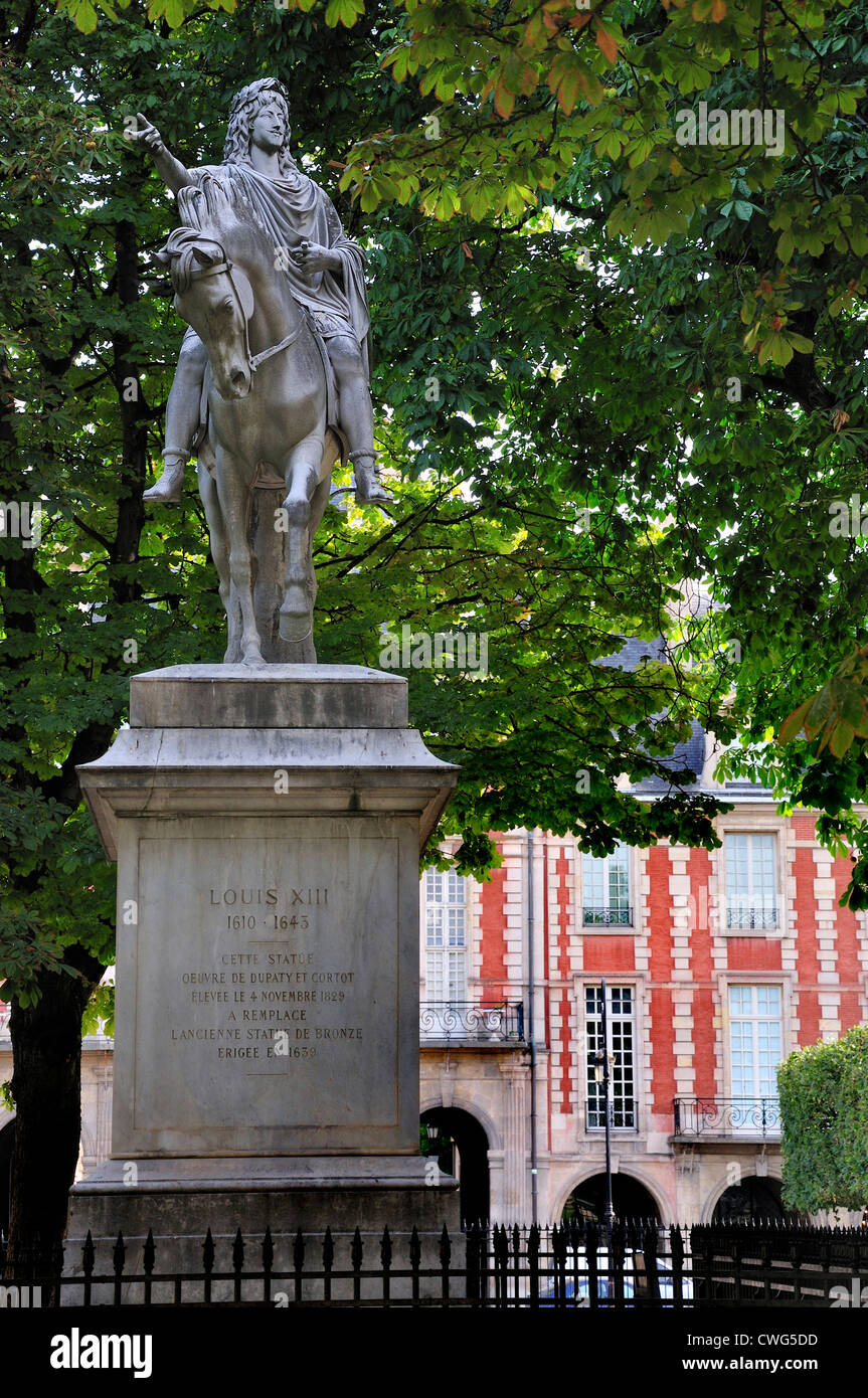 Paris, France. Place des Vosges. Statue: Louis XIII (1610-1643) erected 1829, replacing original bronze of 1639 Stock Photo
