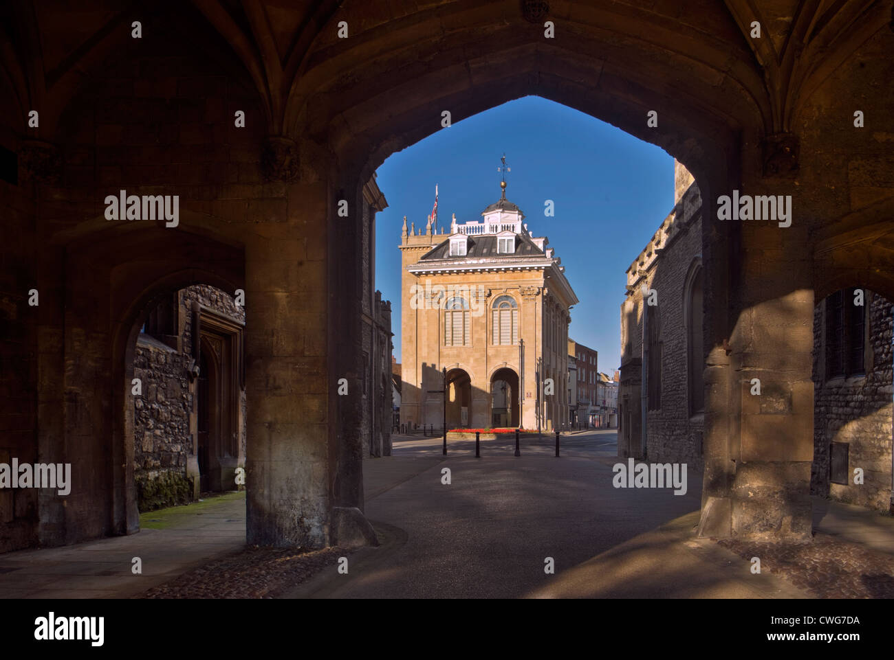 The County Hall, Abingdon-on-Thames, seen through the arches of the gateway to Abingdon Abbey grounds. Stock Photo