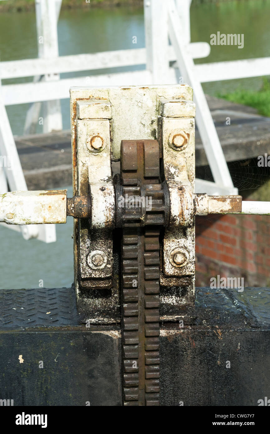 Canal lock winding gear hires stock photography and images Alamy