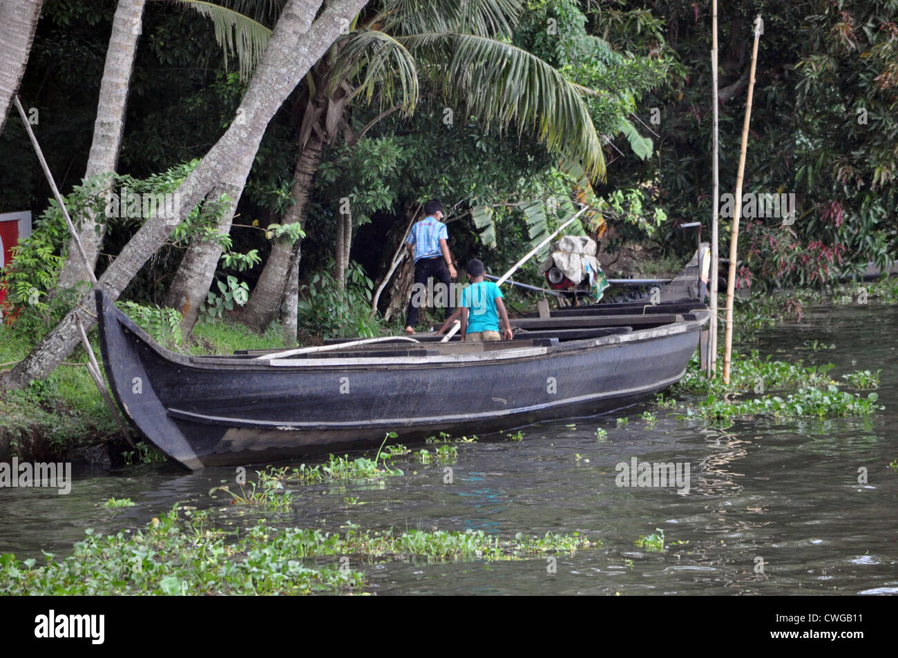 A canoe generally used to transport goods across islands that is