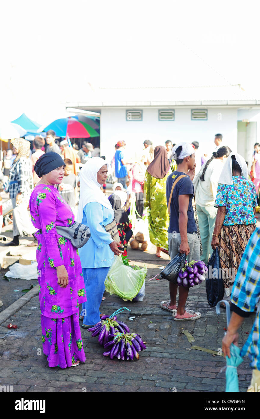 Malaysia, Borneo, Semporna, selling eggplant in mauve Stock Photo Alamy