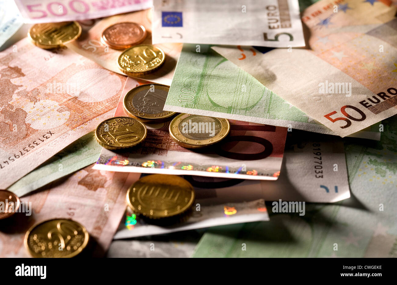 Euromuenzen on disarranged euro notes in various denominations Stock ...