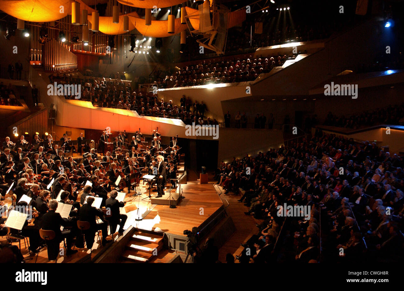 Sir Simon Rattle conducts the Berlin Philharmonic Stock Photo