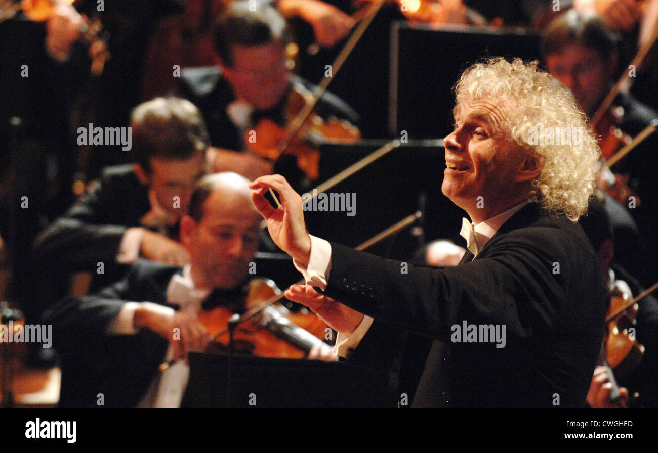Sir Simon Rattle conducts the Berlin Philharmonic Stock Photo Alamy