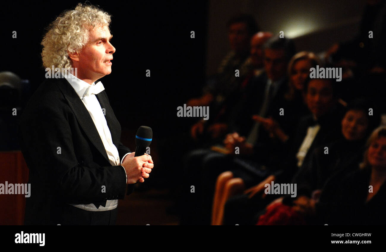 Sir Simon Rattle conducts the Berlin Philharmonic Stock Photo - Alamy