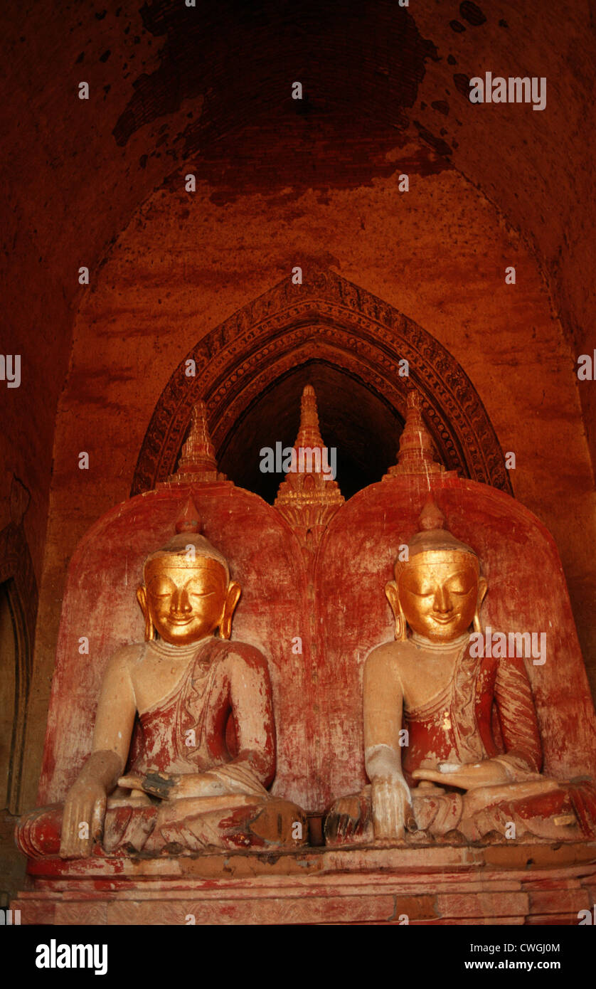 Bhuddhastatuen in Dhammayangyi temples of Bagan Stock Photo