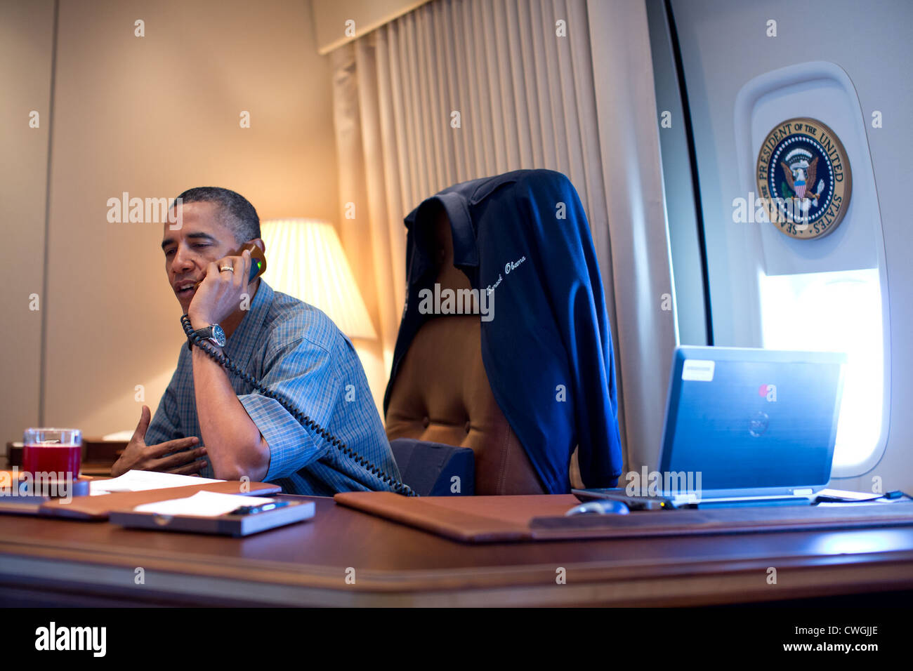 President Barack Obama talks on the phone with NASA's Curiosity Mars rover team aboard Air Force One during a flight to Stock Photo