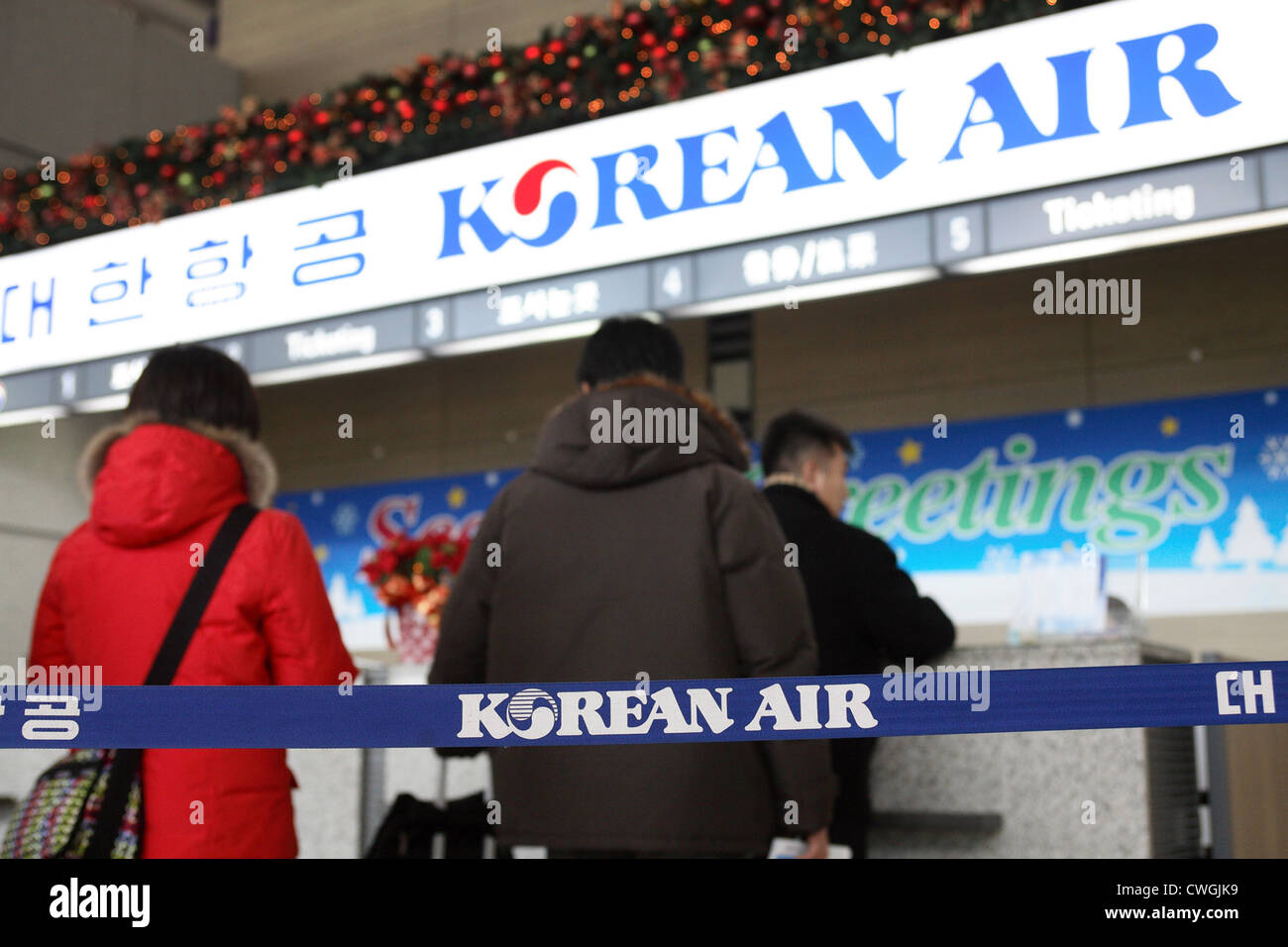 Seoul, travelers on a counter of the airline Korean Air Stock Photo