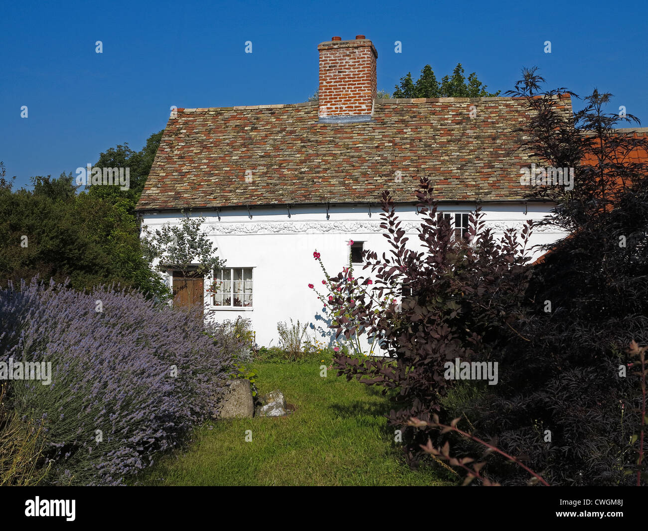 White cottage hi-res stock photography and images - Alamy