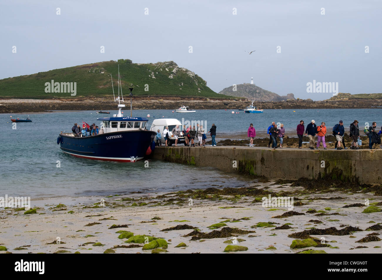 The Sapphire off island ferry delivers a group of tourists on to the
