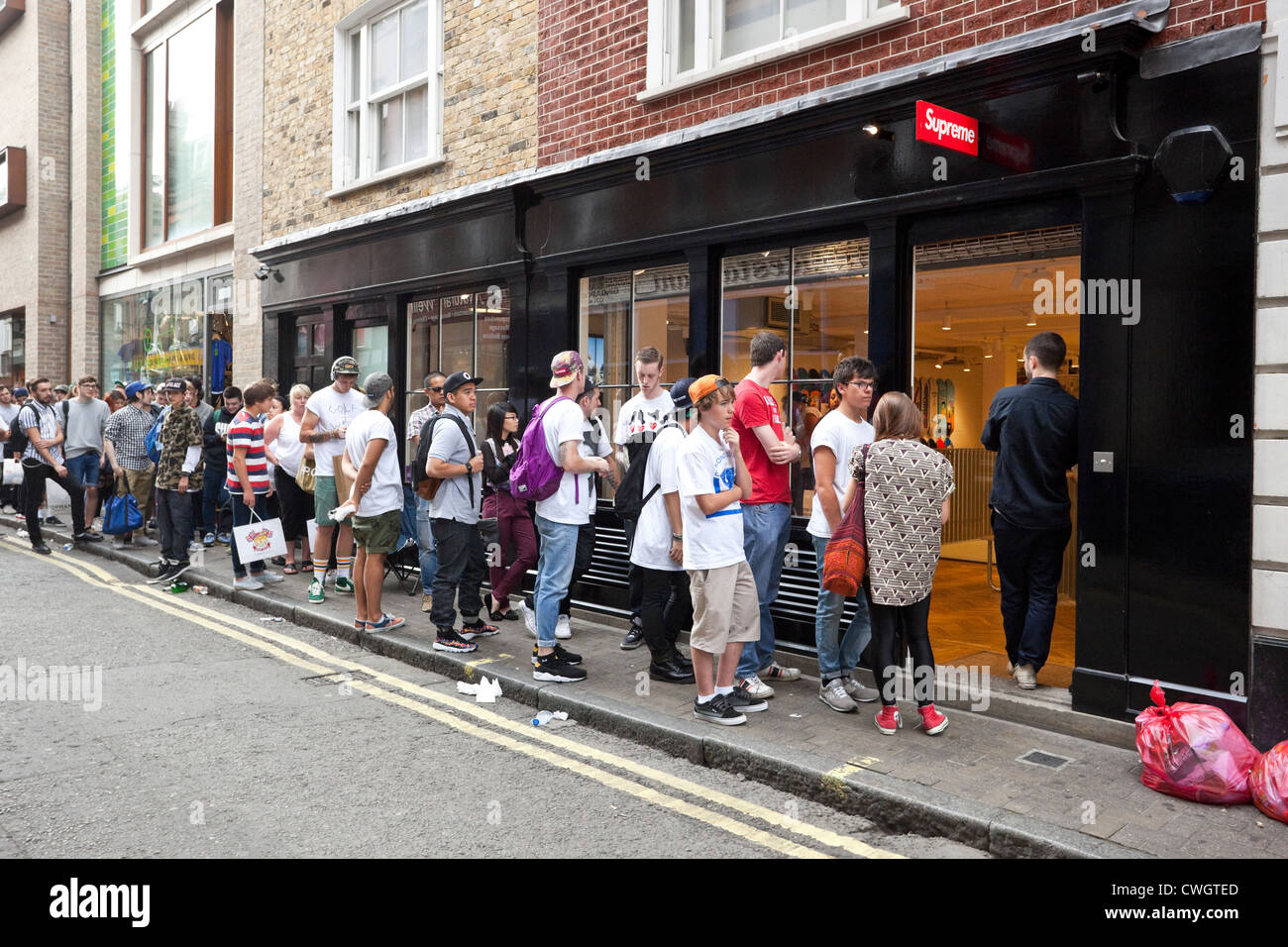 Queue of youths outside Supreme shop, Soho, London, England, UK. Stock Photo