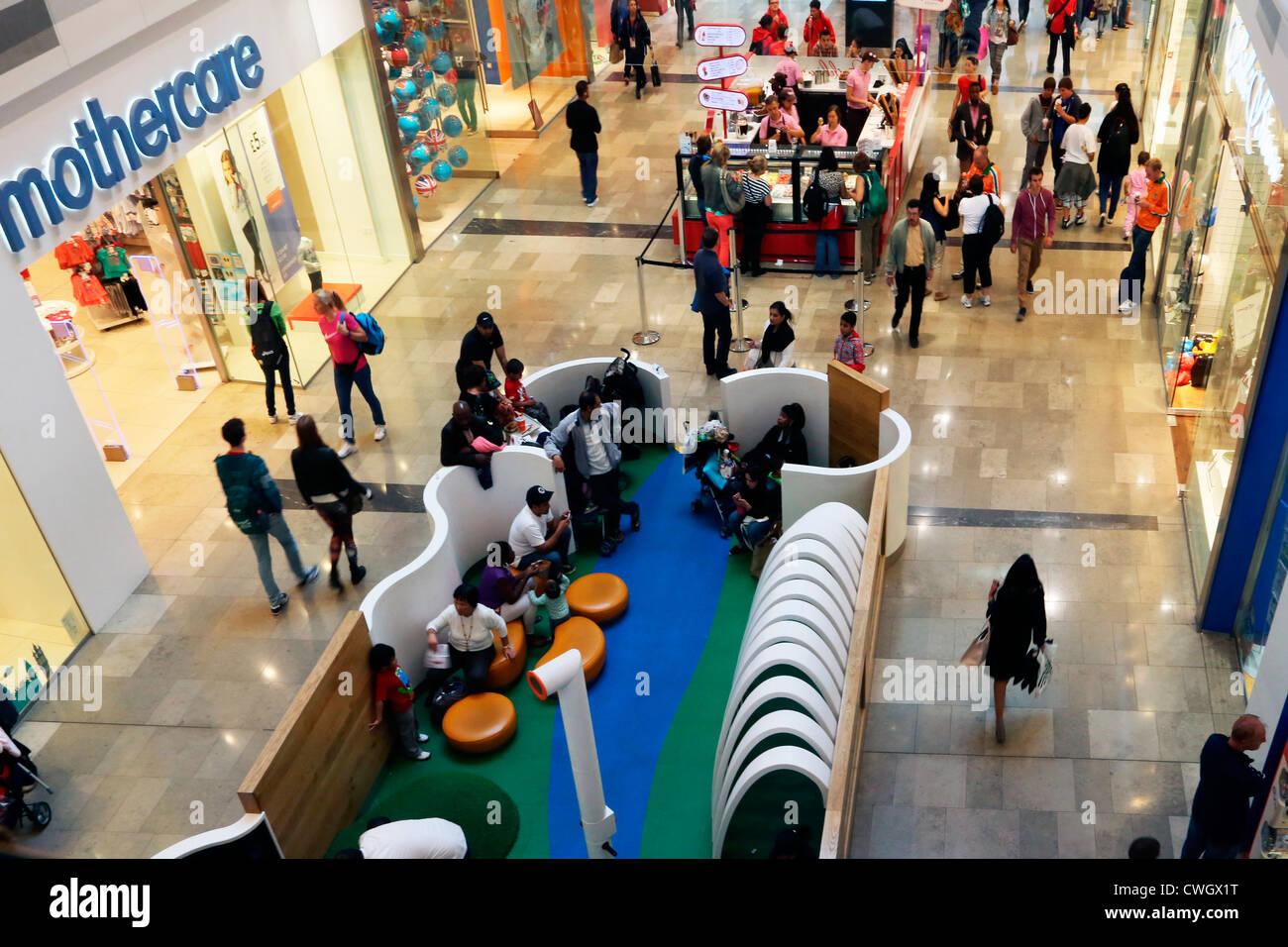 People sitting shopping mall hi-res stock photography and images - Alamy